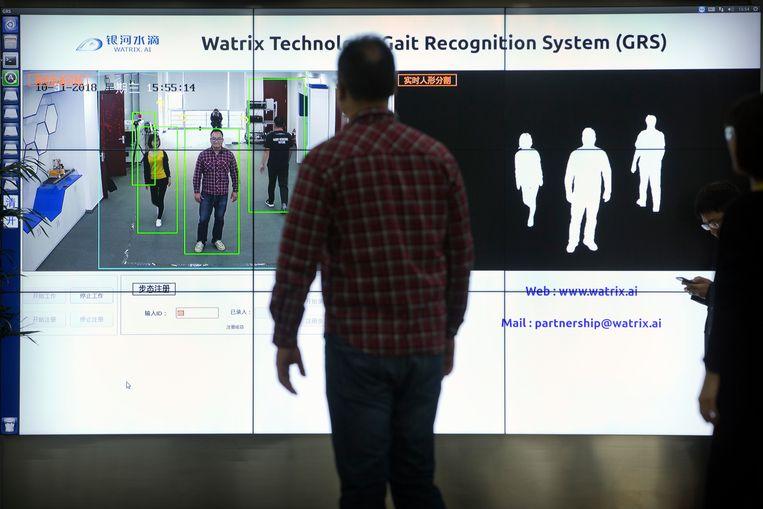 Astonishing: Chinese people are identified by their walk 2 Astonishing: Chinese people are identified by their walk