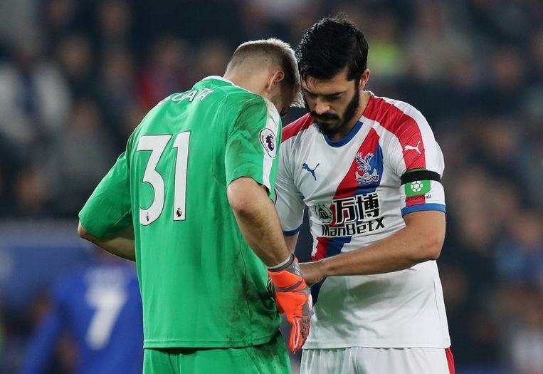 James stares down his keeper's shorts during Leicester win 1 James Tomkins bizarrely stares down his keeper's shorts during Leicester win! Crystal Palace won yesterday, thanks to a goal by Michy Batshuayi, with great 1-4 figures at Leicester City, but the picture of the match did not come from our Red Devil.