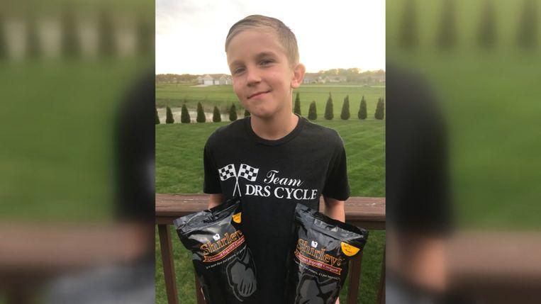 Little boy sells popcorn to raise money for a heart transplant grandpa