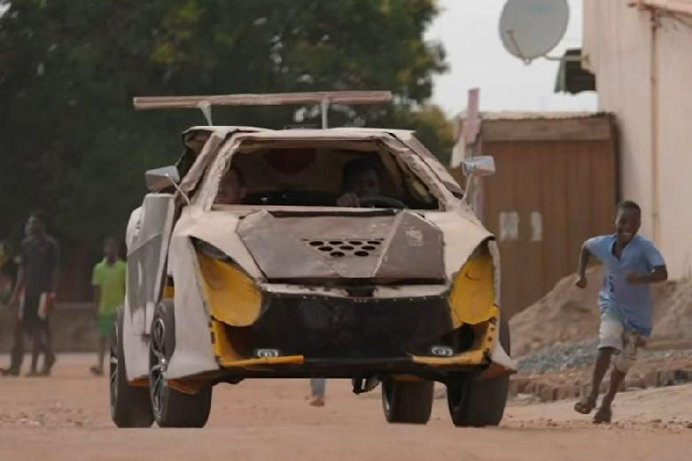 This car is constructed in Ghana with scraps: a car like no other